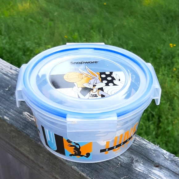 Set of 2 Looney Tunes Snapware Containers NWT - Picture 5 of 6